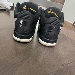 Size 10.5 and 9.5 great condition take them both for 200$